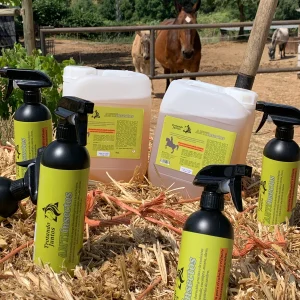Antifly para caballos natural Trotando Juntos: garrafas 5 litros y botes spray 500ml con caballos de fondo
