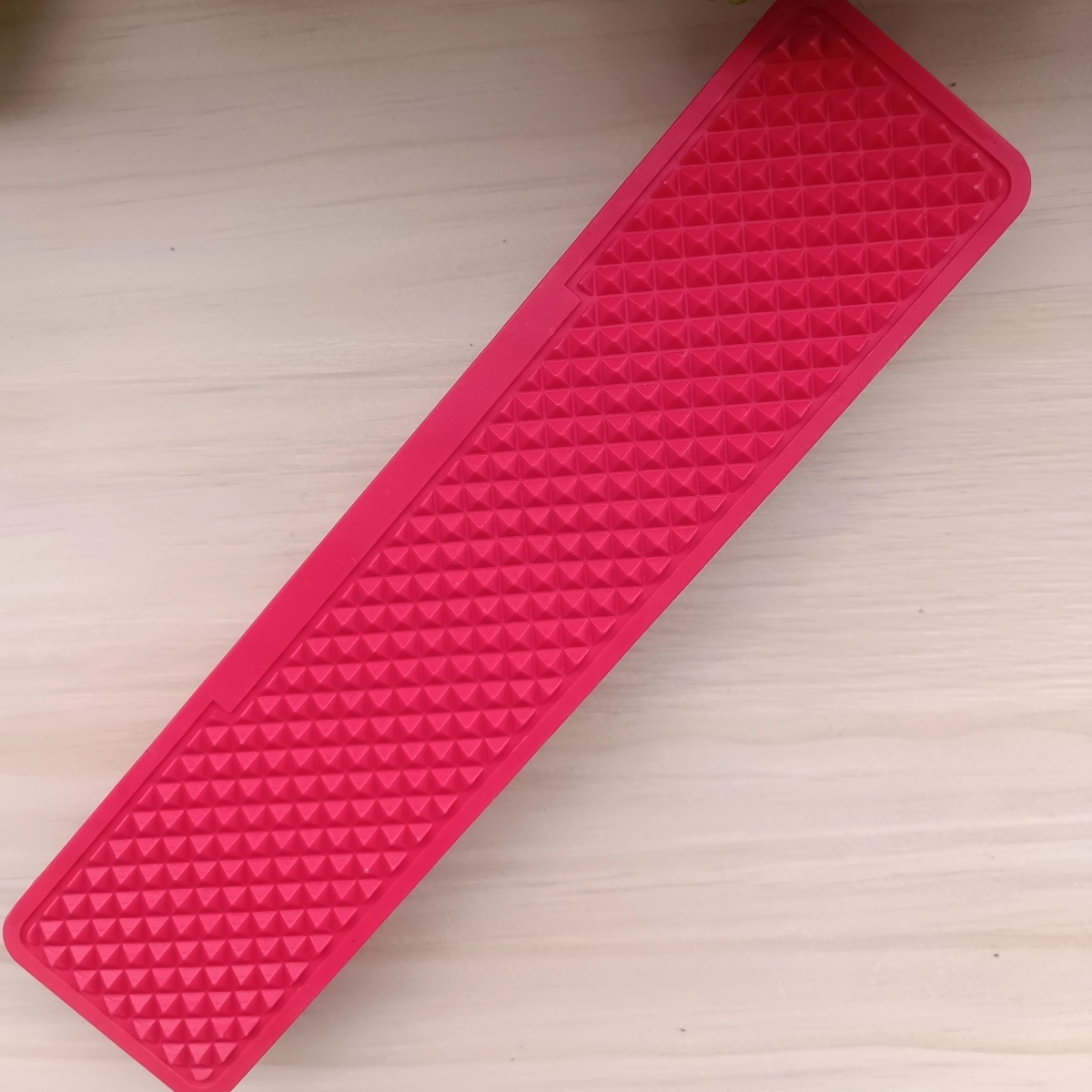 Cepillo de caballo multifunción rojo vista de la base con puas piramidales