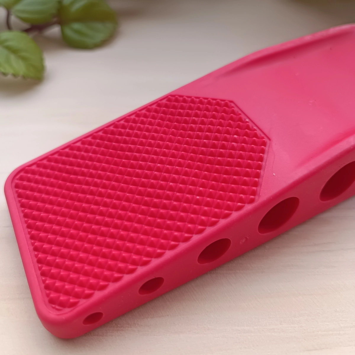 Cepillo de caballo multifunción rojo vista superior con orificios y puas laterales