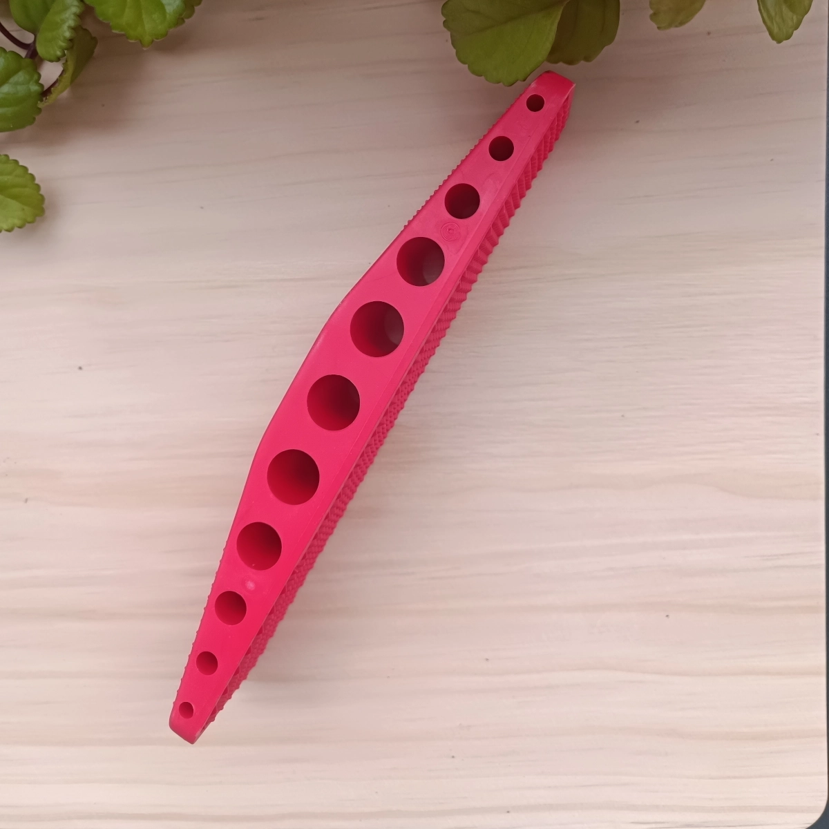 Cepillo de caballo multifunción rojo vista aérea lateral