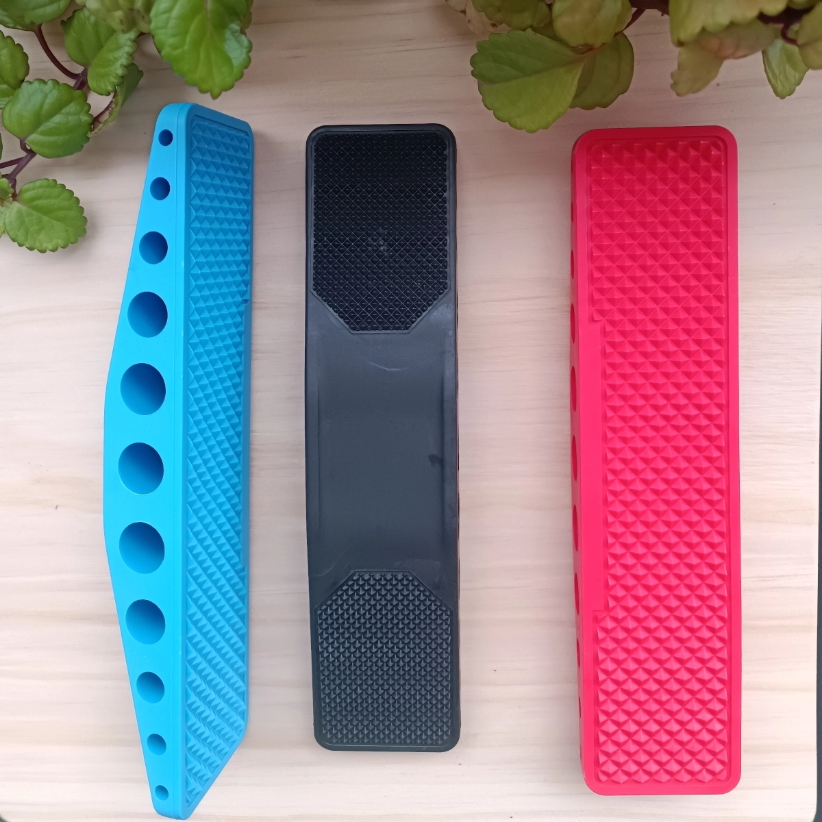 Set de 3 cepillos de caballo multifunción: azul lateral, negro superior, rojo base