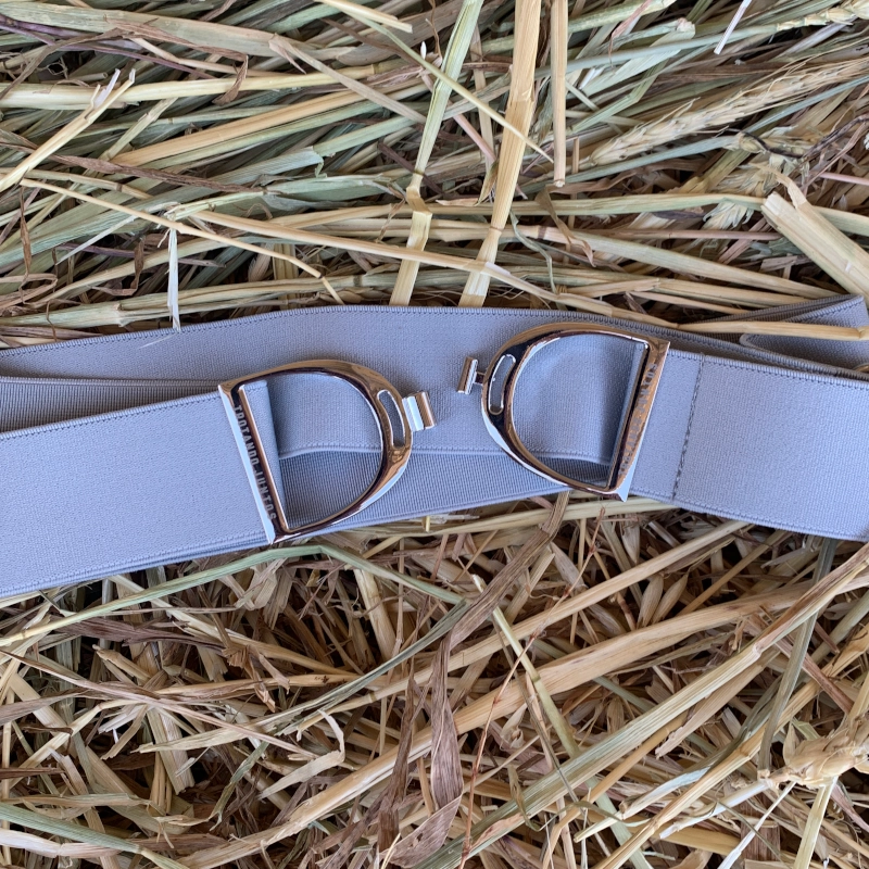 Cinturón elástico hebilla estribo detalle abierto color gris claro