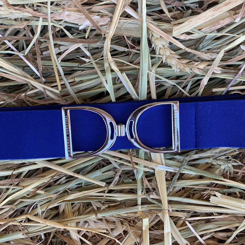 Cinturón elástico hebilla estribo detalle cerrado color azul eléctrico