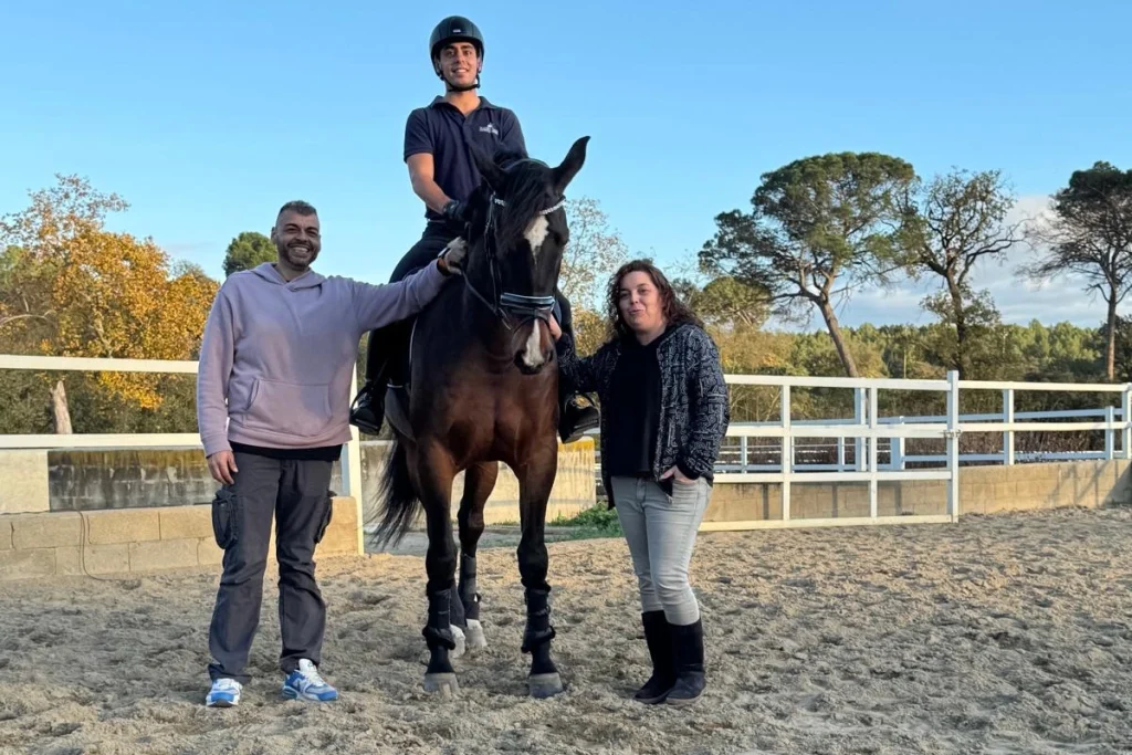 Iván y Maite, fundadores de Trotando Juntos, junto a un jinete y un caballo | Pasión ecuestre