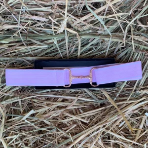 Cinturón Elástico Bocado Rosa Brillantes. Hebilla en forma de bocado rosa con brillantes, enganche cerrado