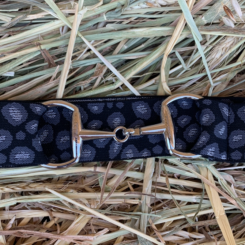 Cinturón elástico hebilla bocado detalle cerrado cinta negra manchas