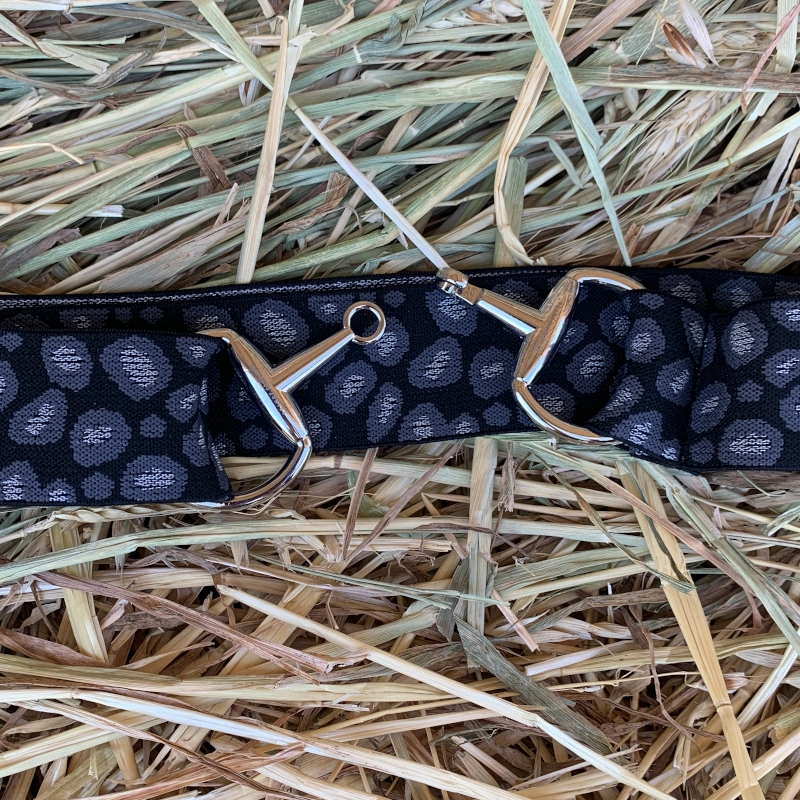 Cinturón elástico hebilla bocado detalle abierto cinta negra manchas