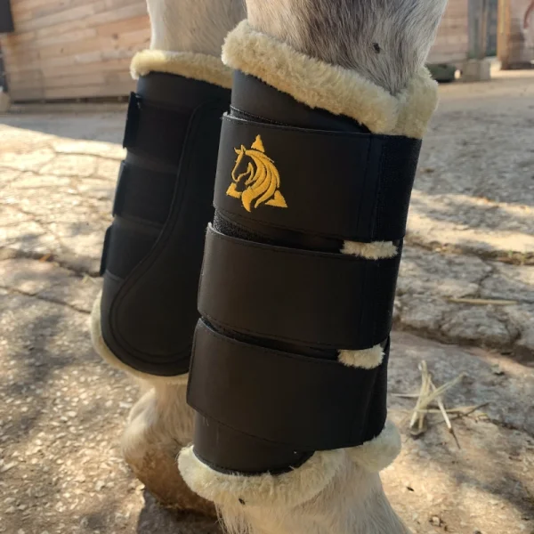 Protector de tendones para caballos, cierre de velcro y forro de pelo suave puesto en caballo foto de cerca.