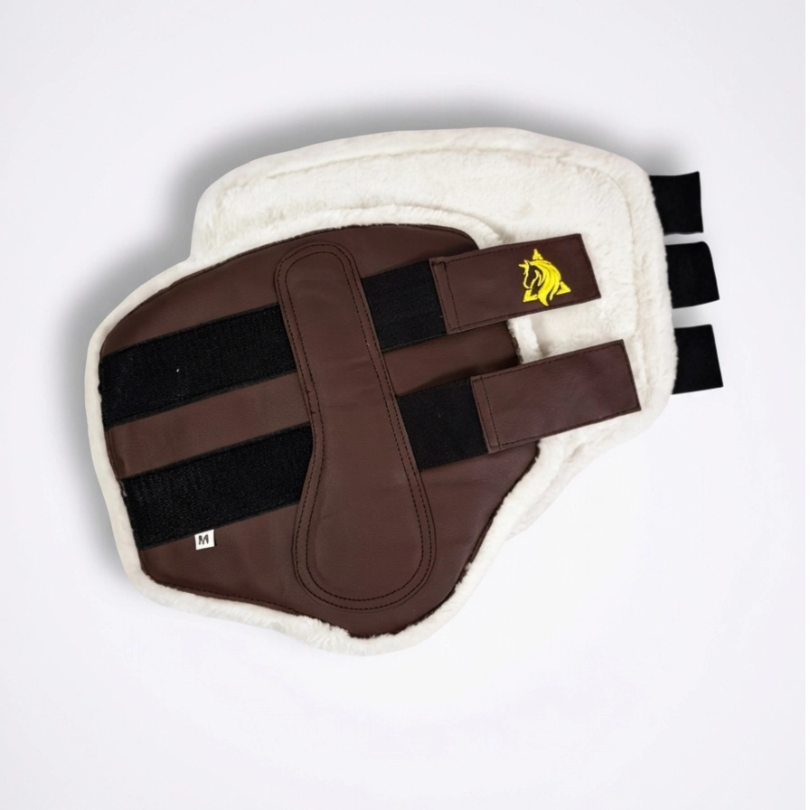 Protector de tendón color marrón chocolate. Imagen mostrando la carcasa externa y el forro interior de borreguito blanco. Versión de 2 velcros.