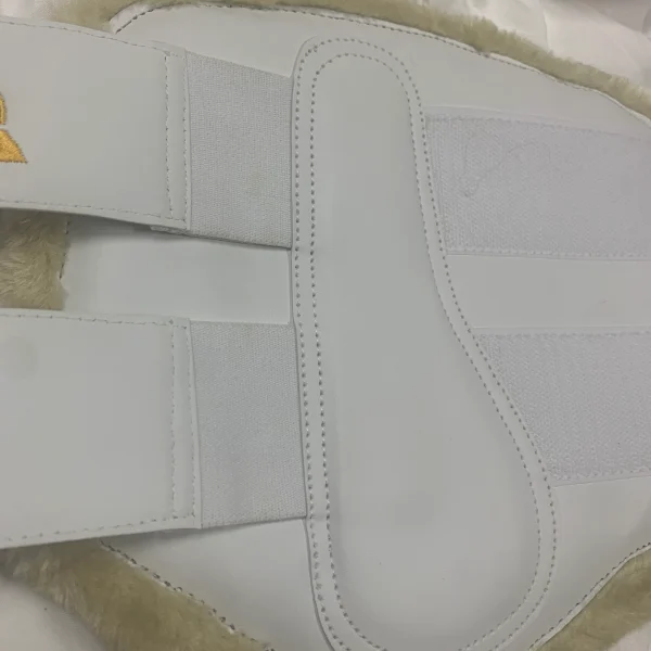 Protector de tendones Trotando Juntos color blanco, detalles velcro y protector, cuero sintético blanco,