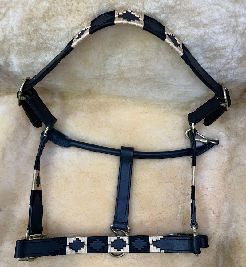 cabezada de cuero artesanal LD-Black con hilo negro y dorado vista desde arriba