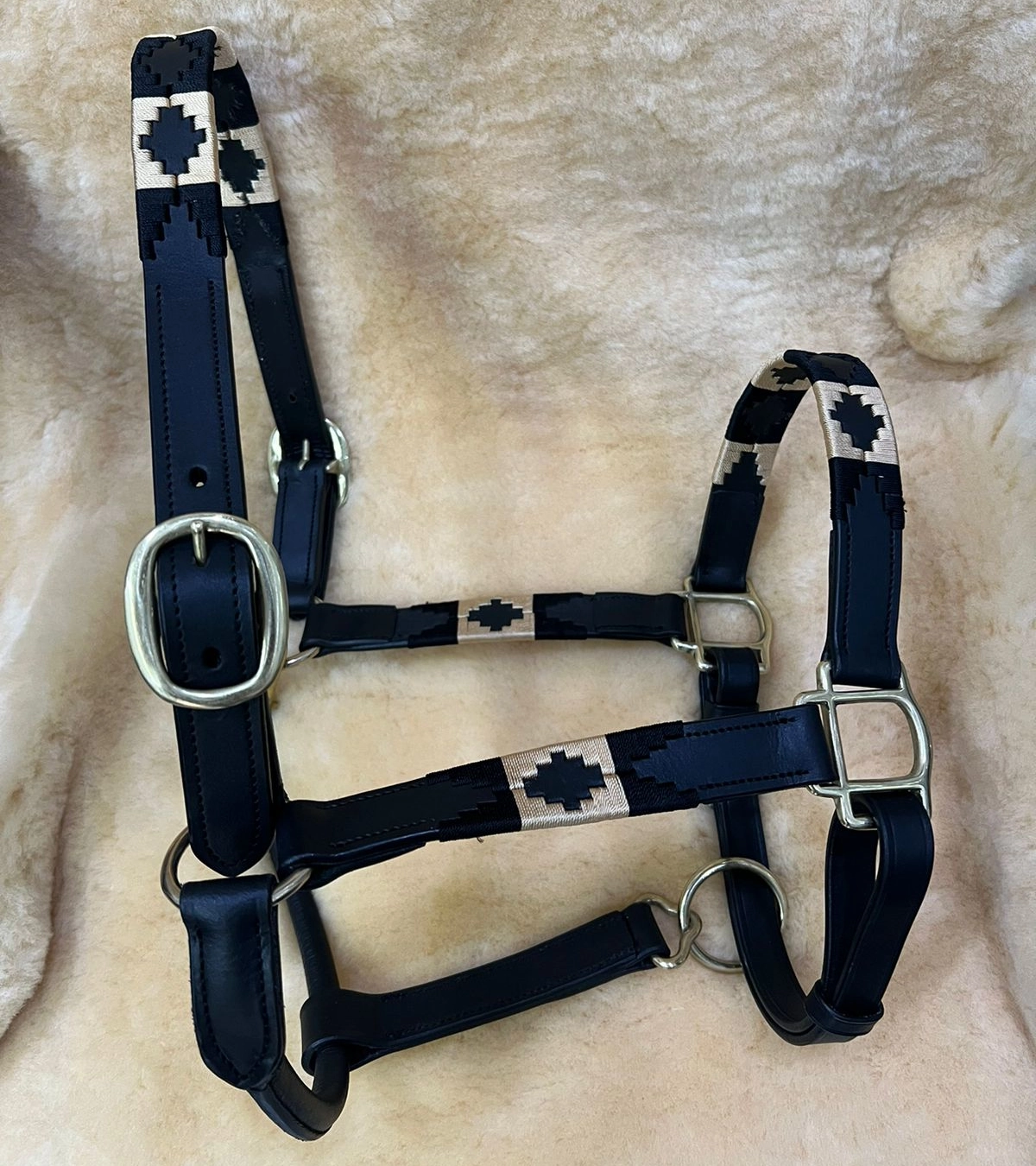 cabezada de cuero artesanal LD-Black con hilo negro y dorado vista lateral