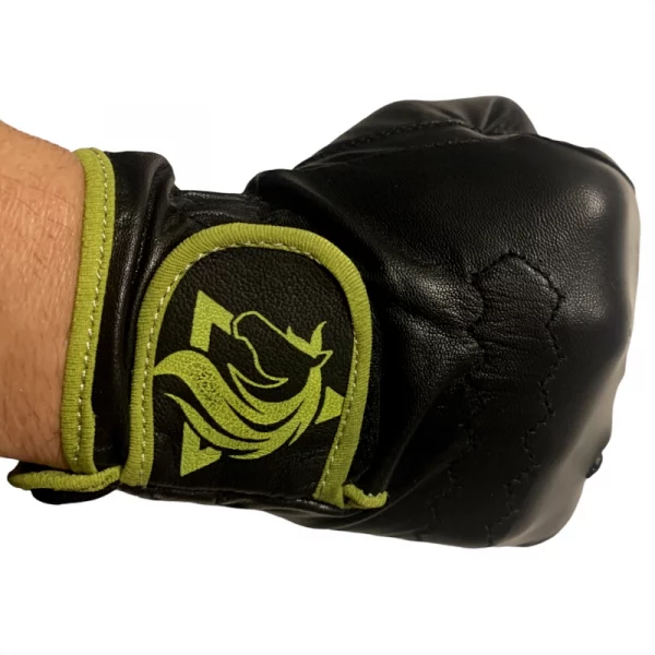 Primer plano del cierre de velcro ajustable en la muñeca de los guantes de hípica duraderos modelo Raid Endurance de 5mm.
