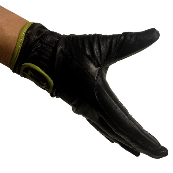 Detalle del refuerzo lateral en los guantes de equitación de 5mm, diseñado para resistir el roce continuo de las riendas.