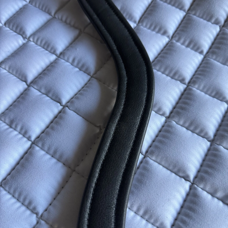 Detalle de la parte trasera de la frontalera, mostrando el acolchado de cuero suave diseñado para evitar roces en la frente del caballo.