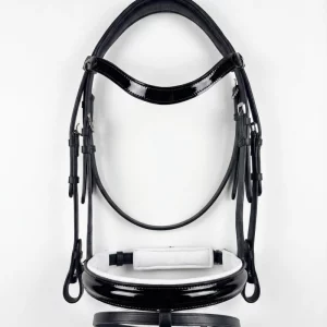 Vista frontal completa de la cabezada de doma charol. Se aprecia el conjunto elegante de la muserola brillante y la frontalera de diseño.