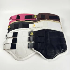 Gama completa de protectores de tendón para caballo en colores rosa, negro, marrón y blanco con interior de borreguito