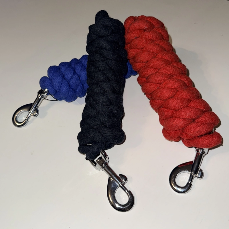 Bodegón mostrando tres ramales de caballo (rojo, azul y negro) juntos, destacando la variedad de colores y calidad del material.