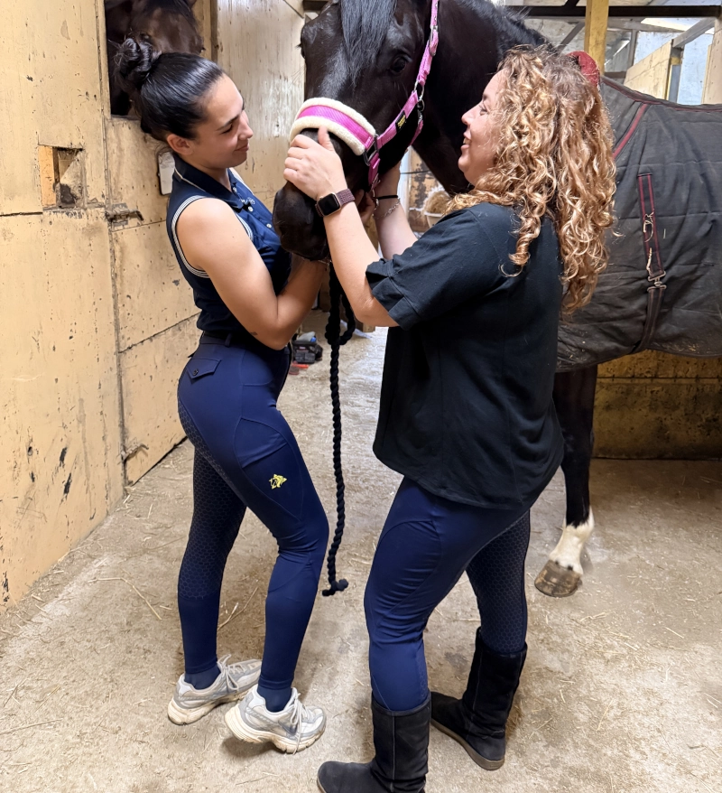 Dos amazonas vistiendo los pantalones de montar PX en azul navy, demostrando cómo el tejido se adapta perfectamente a diferentes edades y tipos de cuerpo.