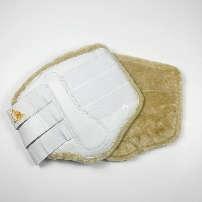 Protector de tendón blanco para caballo. Vista doble mostrando carcasa exterior y el interior de borreguito color beig natural. Modelo de 3 velcros.