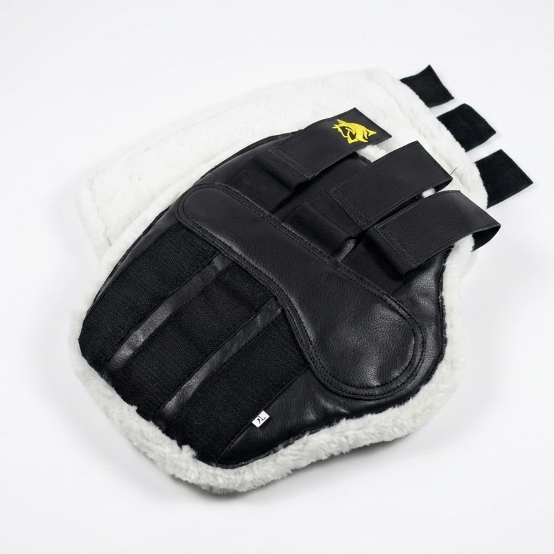 Protector de tendón color negro para caballo. Vista combinada del exterior resistente y el interior de borreguito blanco. Modelo de 3 velcros.