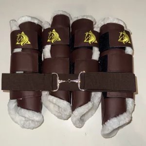 Set de 4 protectores para caballo color marrón chocolate enrollados junto a un cinturón elástico marrón con hebilla de bocado y cristales brillantes.