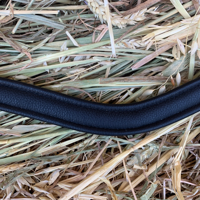 Detalle del acabado de la parte trasera con cuero, demostrando la calidad de los materiales y el diseño pensado para la comodidad del caballo.