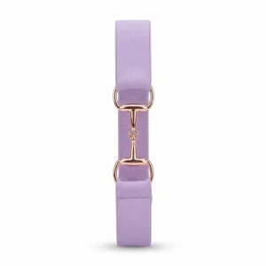 Cinturón elástico de equitación lila con hebilla bocado lacada en rosa.