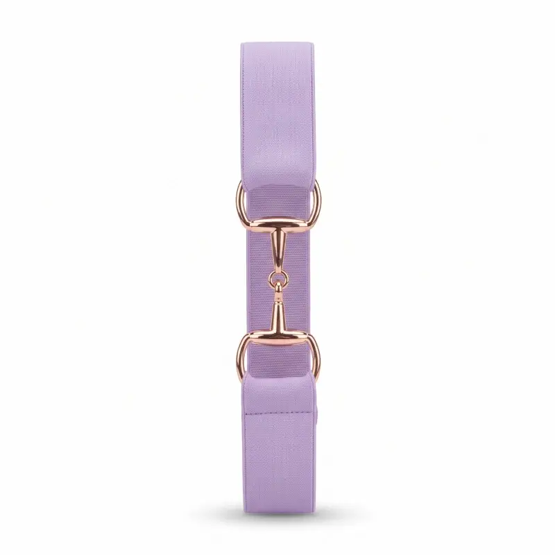 Cinturón elástico de equitación lila con hebilla bocado lacada en rosa.