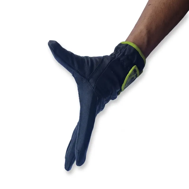 Panel de cuero reforzado entre pulgar e índice en guantes de piel para equitación