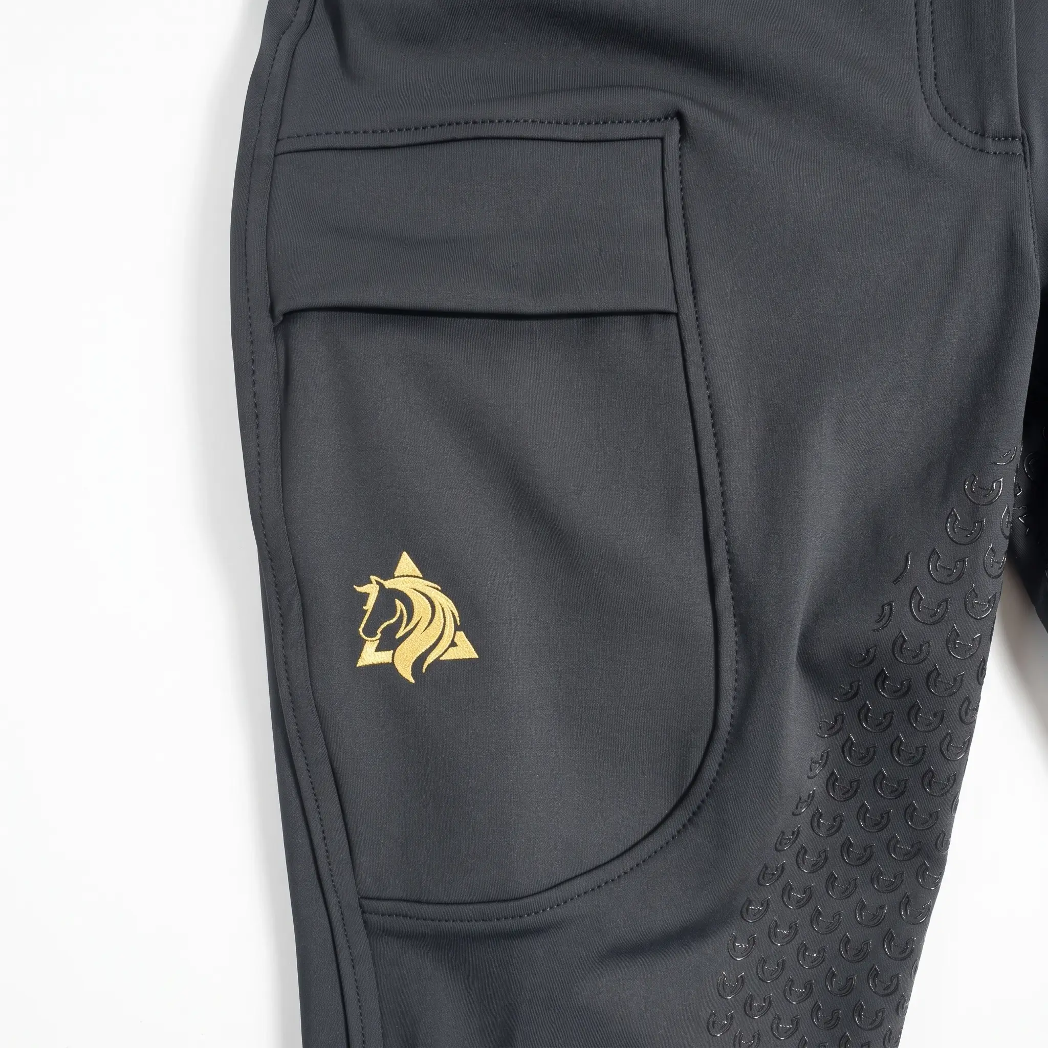 Detalle del bolsillo lateral para smartphone en pantalón de equitación para hombre XC