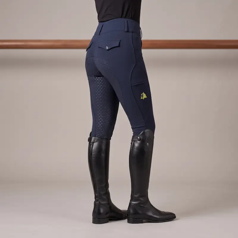 Vista posterior de pantalón de montar para mujer con full grip de silicona en asiento