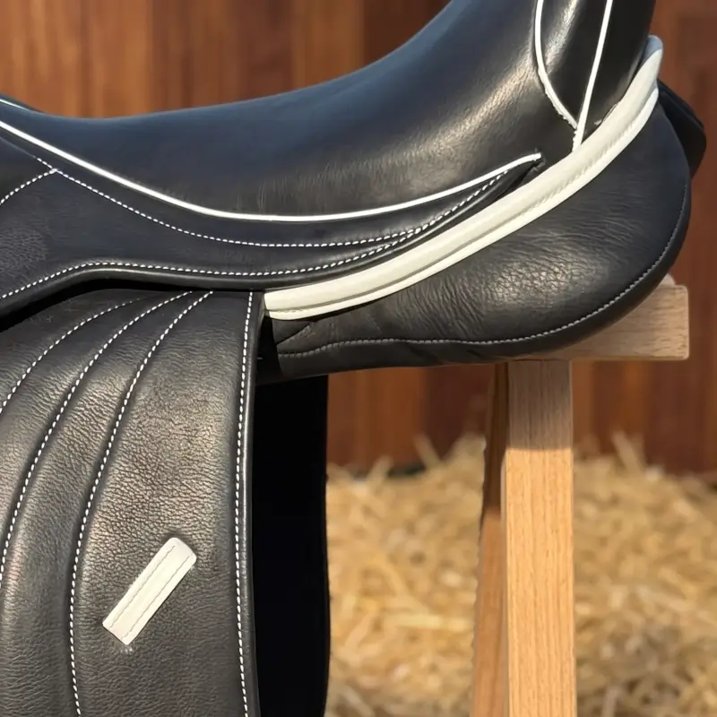Detalle de textura y grano en cuero soft para silla de doma clásica