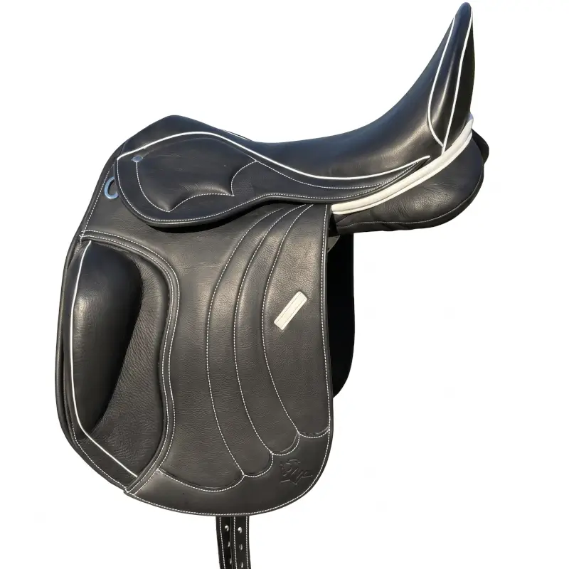 Silla de doma Titán Pro en cuero soft negro sobre fondo blanco